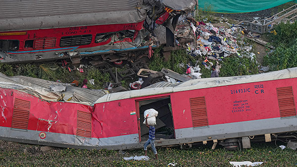 Odisha Train Tragedy: ಆ್ಯಂಬುಲೆನ್ಸ್‌ನಲ್ಲಿ 230 Km ತೆರಳಿದ ಅಪ್ಪ.. ಶವಗಾರದಲ್ಲಿದ್ದ ಮಗನನ್ನು ಬದುಕಿಸಿಕೊಂಡ!