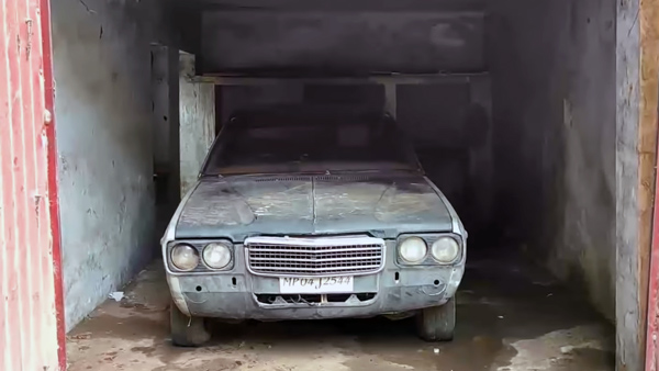 rusted-hindustan-contessa-owner-tried-to-start-video