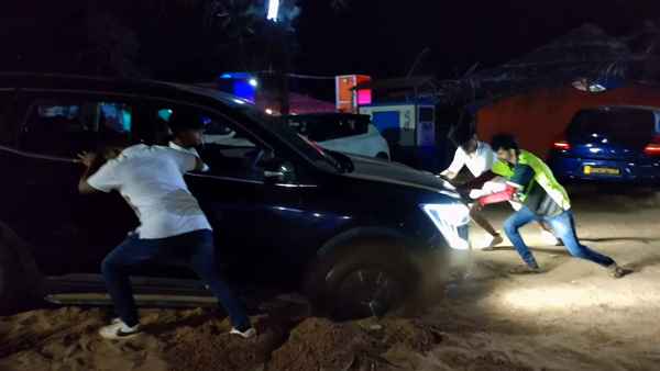 Mahindra XUV 700 Stuck In Goa Beach Sand