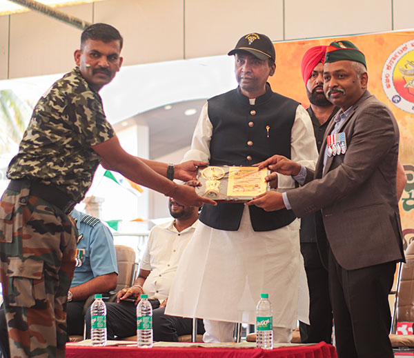 ಬೆಂಗಳೂರು: ಕಾರ್ಗಿಲ್ ಯುದ್ಧದ ಸವಿನೆನಪಿಗಾಗಿ ಬೈಕ್ ರ್‍ಯಾಲಿ, ಮೈನವಿರೇಳಿಸಿದ ಬಿಎಸ್‌ಎಫ್ ಯೋಧರ ಸಾಹಸ