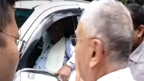 Senior Citizen Stops CM Siddarmaiah Car