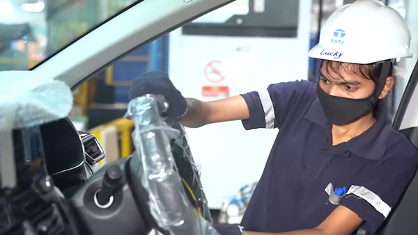 women-workers-indian-auto-brands-mahindra-tata-hero