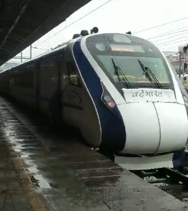 vande-bharat-tc-fell-down-trying-climb-moving-train