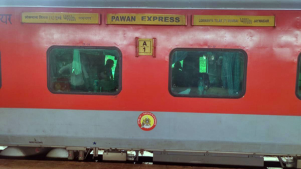 pawan-express-muzaffarpur-mumbai-train-wheel-broke
