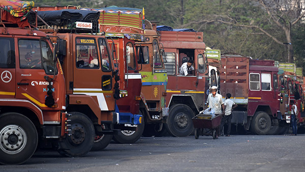 ac-mandatory-trucks-central-minisiter-nitin-gadkari