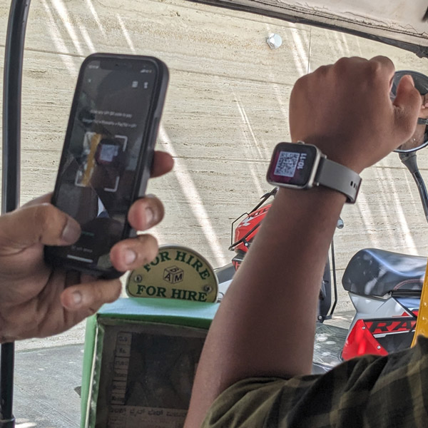 bengaluru-auto-driver-smart-watch-qr-code-scanner