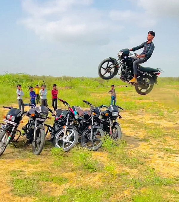 splendor-stunt-viral-video-desi-bike-performance