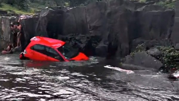 car-fell-12-feet-height-with-passengers-viral-video