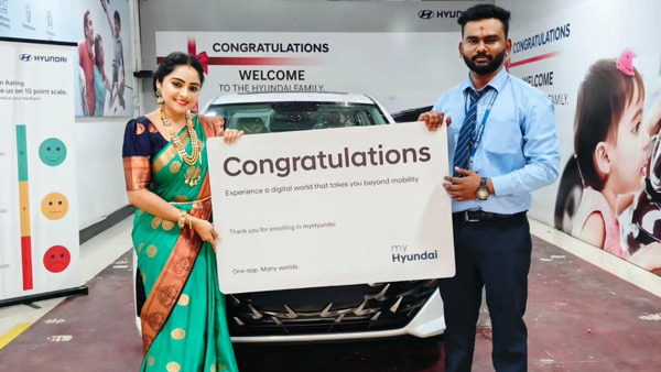 ಕರ್ನಾಟಕದ ಟ್ರೆಡಿಷನ್ ಲುಕ್‍ನಲ್ಲಿ ನಟಿ ದೀಪಿಕಾ ಅಪ್ಪ, ಅಮ್ಮನೊಂದಿಗೆ ನೂತನ ಹ್ಯುಂಡೈ ಕಾರು ಖರೀದಿ