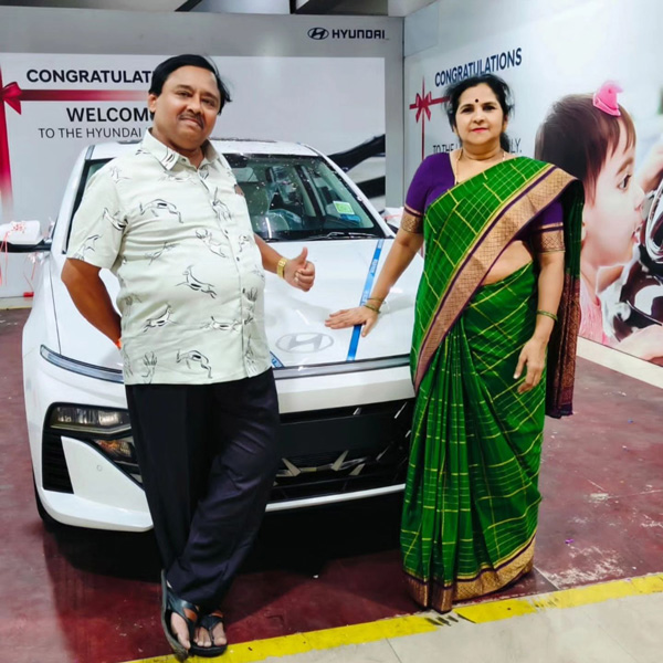 ಕರ್ನಾಟಕದ ಟ್ರೆಡಿಷನ್ ಲುಕ್‍ನಲ್ಲಿ ನಟಿ ದೀಪಿಕಾ ಅಪ್ಪ, ಅಮ್ಮನೊಂದಿಗೆ ನೂತನ ಹ್ಯುಂಡೈ ಕಾರು ಖರೀದಿ