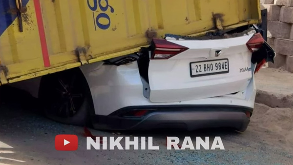 truck-container-fell-on-mahindra-xuv-700