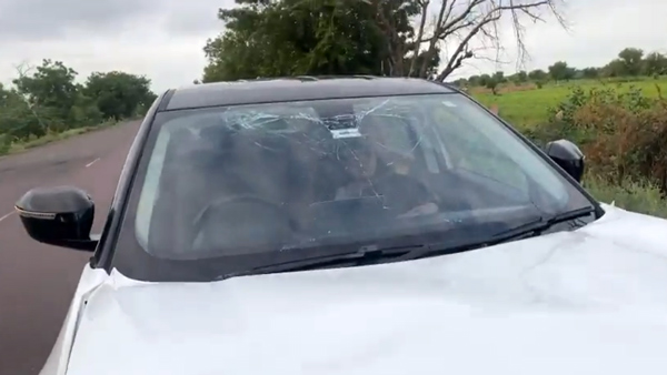 tata-harrier-owner-dismay-car-bonnet-open-while-driving