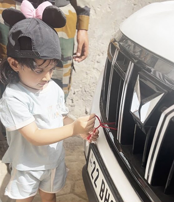 child-tied-rakhi-mahindra-xuv-700-viral-video