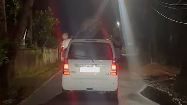 foreign-tourist-stunts-moving-car-goa