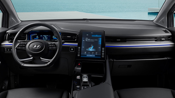 hyundai-custin-mpv-introduced-vietnam