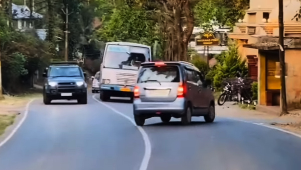 mammootty-rash-driving-land-rover-defender-risky-overtake