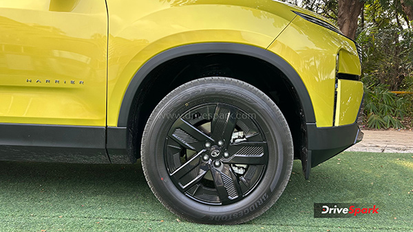 tata-harrier-safari-8-features-not-found-in-mahindra-xuv700