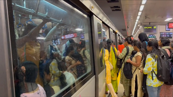 ಬೆಂಗಳೂರು ಮೆಟ್ರೋನಾ, ಮುಂಬೈ ಲೋಕಲ್ ರೈಲಾ...? ನಾರಿಯರಿಂದ ತುಂಬಿದ ಬೋಗಿ, ಚರ್ಚೆಗೆ ಕಾರಣವಾಯ್ತು ವಿಡಿಯೋ! 