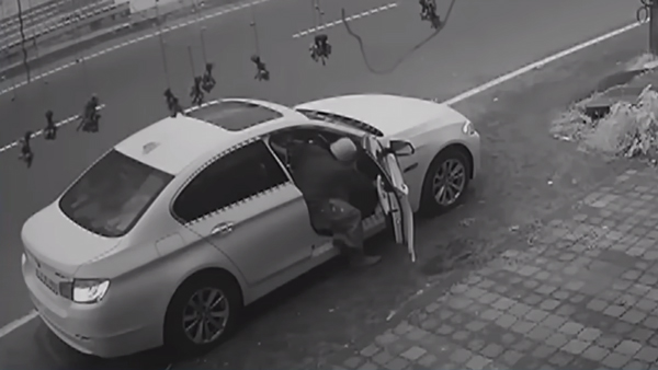 bmw-car-owner-left-his-car-on-roadside-viral-video