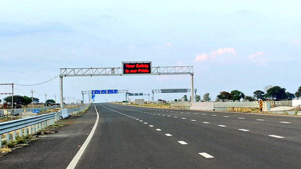 Supercars Approaching 260 km Speed in Express Highways