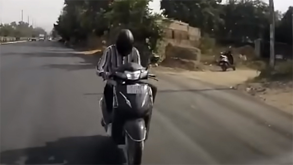 activa-rider-using-mobile-while-riding-viral-video