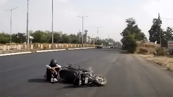 activa-rider-using-mobile-while-riding-viral-video