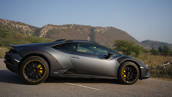 lamborghini-hurac-n-sterrato-1st-car-deliverd-india