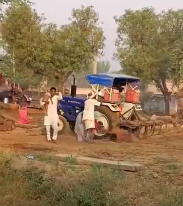 ಅನಾಗರಿಕತೆ: 8 ಬಾರಿ ಟ್ರ್ಯಾಕ್ಟರ್ ಹತ್ತಿಸಿ ಕೊಂದೆ ಬಿಟ್ಟ, ಜೀವ ಉಳಿಸುವುದು ಬಿಟ್ಟು ವಿಡಿಯೋ ಮಾಡುವುದರಲ್ಲಿ ಜನ ಬ್ಯುಸಿ!