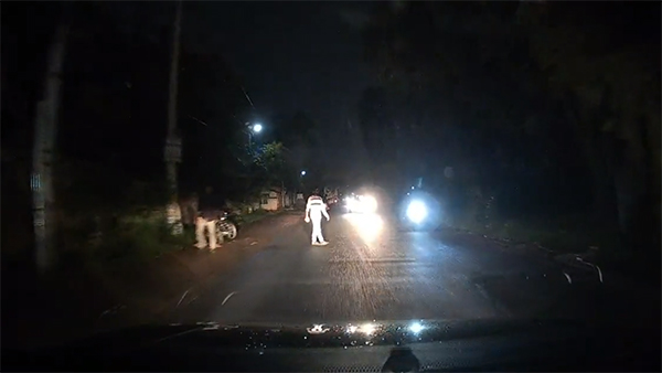 ಬೆಂಗಳೂರು: ಕಲ್ಲು ಹೊಡೆದು ದರೋಡೆಗೆ ಮುಂದಾದ ಕಳ್ಳ.. ಕಾರಿನ ಈ ಸೇಫ್ಟಿ ಫೀಚರ್ ನೋಡಿ ಸುಮ್ಮನಾದ! ವಿಡಿಯೋ