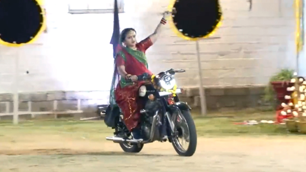 ಕತ್ತಿ ಝಳಪಿಸುತ್ತಾ ಬುಲೆಟ್ ಮೇಲೆ ಲೇಡಿ ಡ್ಯಾನ್ಸ್: ನವರಾತ್ರಿ ಸಂಭ್ರಮ.. ನಾರಿಶಕ್ತಿಯ ವಿಡಿಯೋ ಫುಲ್ ವೈರಲ್! 