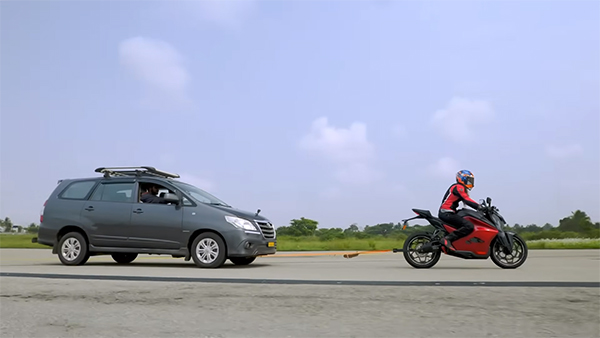 ಕನ್ನಡ ಮಣ್ಣಿನ ತಾಕತ್: ಟ್ರಕ್, ಬಸ್‌ನ್ನು ಸುಲಭವಾಗಿ ಎಳೆದ ಬೆಂಗಳೂರಿನ ಅಲ್ಟ್ರಾವೈಲೆಟ್ F77 ಎಲೆಕ್ಟ್ರಿಕ್ ಬೈಕ್