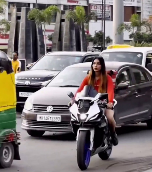 Zomato Delivery Girl Riding Yamaha R15