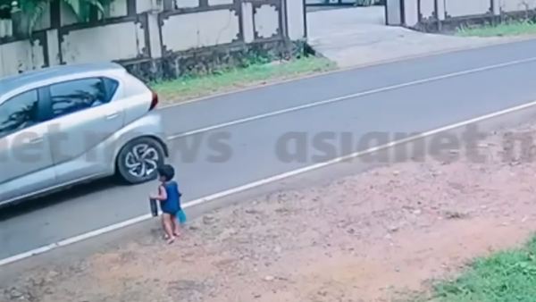 man-rescued-child-runs-towards-road-viral-video