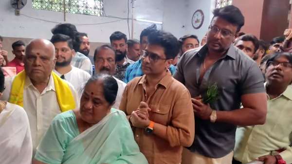 ಬಾಲಿವುಡ್ ನಟರಿಗಿಂತ ಕಮ್ಮಿಯಿಲ್ಲ ನಮ್ಮ ದರ್ಶನ್: ಕೋಟಿ ಬೆಲೆಯ ಟೊಯೊಟಾ ಕಾರಿನಲ್ಲಿ ಬಂದ್ರು.. ವಿಶೇಷತೆಗಳೇನು?