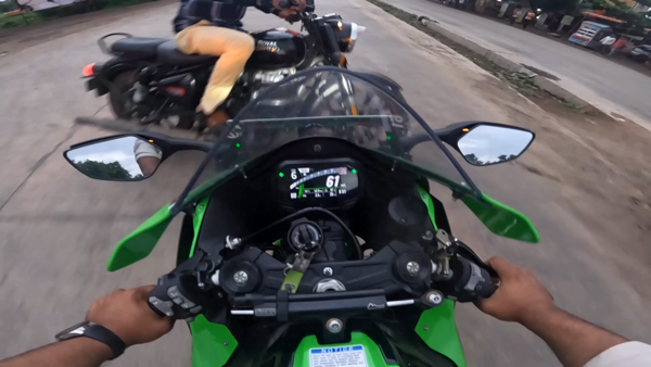 two-bikes-collide-highway-high-speed-viral-video