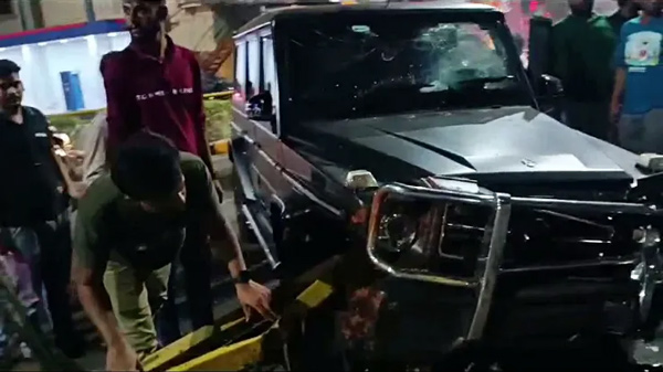 mercedes-g-wagon-suv-accident-gujarat-viral-video