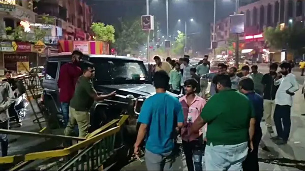 mercedes-g-wagon-suv-accident-gujarat-viral-video