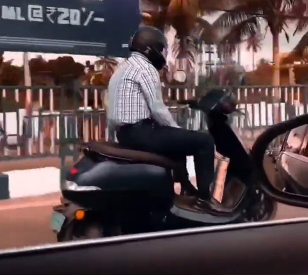 ಕೈಬಿಟ್ಟು ಓಲಾ ಎಲೆಕ್ಟ್ರಿಕ್ ಸ್ಕೂಟರ್ ಚಾಲನೆ: ಕ್ರೂಸ್ ಕಂಟ್ರೋಲ್‌ಗೆ ಶುಲ್ಕ ಎಂದ ಸಿಇಒ..! ಸುರಕ್ಷತೆಯೂ ಮುಖ್ಯವಲ್ಲವೇ?