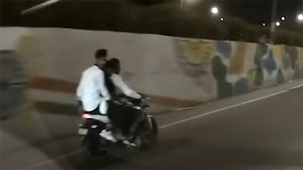 bikers-theft-moving-scooterist-mobile-video-viral