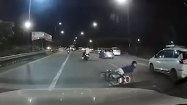 bikers-theft-moving-scooterist-mobile-video-viral