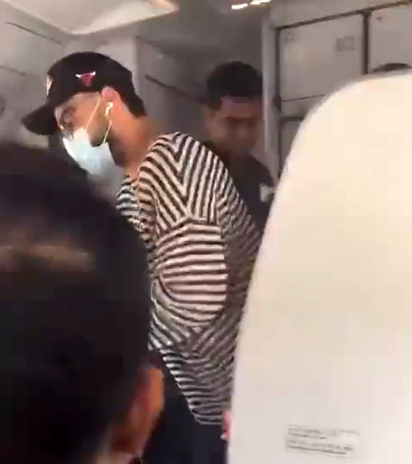 virat-kohli-travelled-economy-class-viral-video