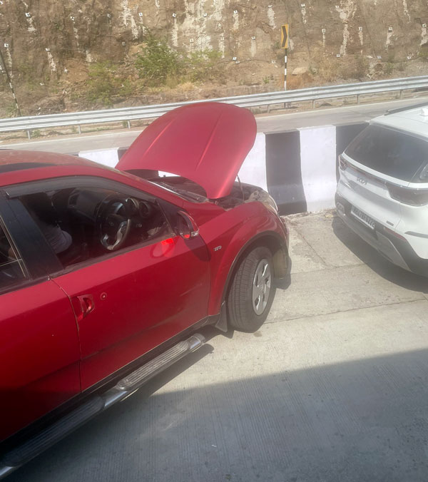 dozens-of-cars-breakdown-in-the-same-place-of-the-mumbai-pune-expressway