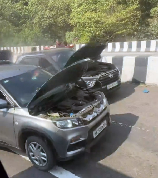 dozens-of-cars-breakdown-in-the-same-place-of-the-mumbai-pune-expressway