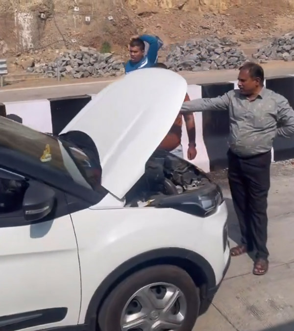 dozens-of-cars-breakdown-in-the-same-place-of-the-mumbai-pune-expressway