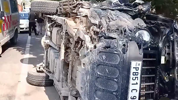 mahindra-thar-hyundai-verna-crash-all-passengers-safe