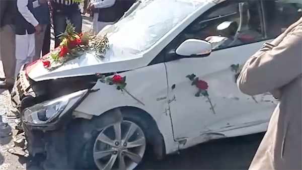 mahindra-thar-hyundai-verna-crash-all-passengers-safe