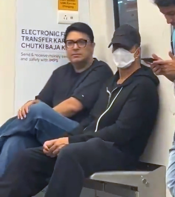 Bollywood Star Akshay Kumar Uses Metro To get Rid From Mumbai Traffic