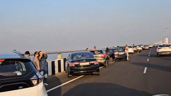 fir-warning-against-those-who-parked-on-atal-setu-bridge