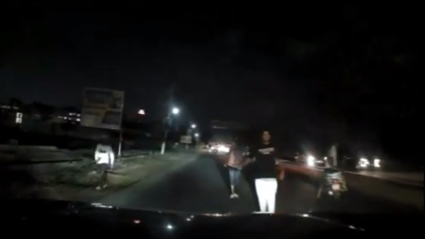 bangalore-viral-video-car-dash-cam-saved-passengers-from-extortionist