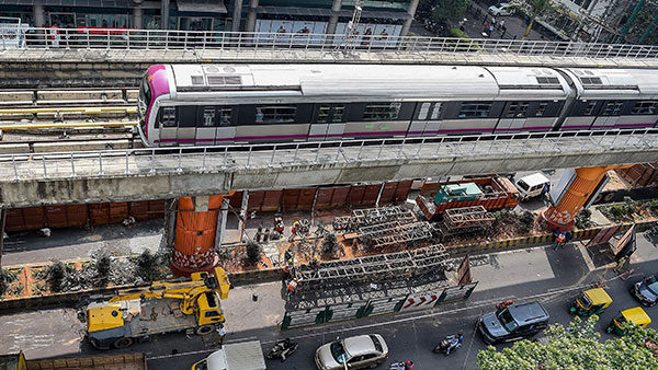 woman-descends-into-metro-tracks-for-dropped-mobile-phone